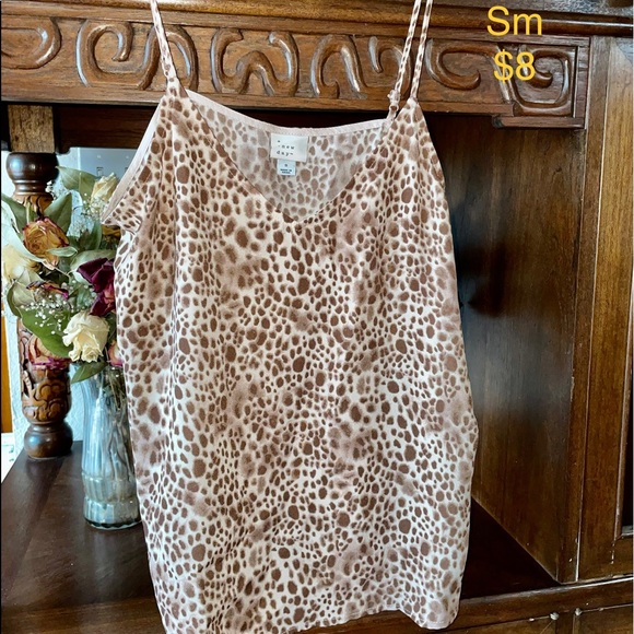 Women’s Tops - Picture 3 of 10